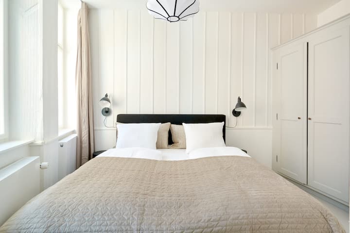 بالإضافة إلى ذلك، تحتوي إحدى غرف النوم على خزانة ملابس، مما يوفر مساحة تخزين واسعة.