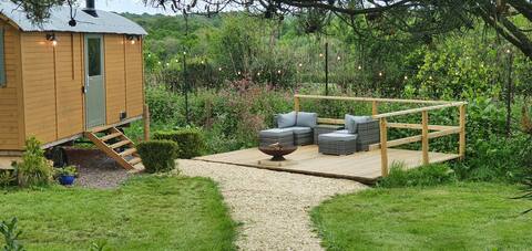 Bay Tree Shepherd's Hut with hot tub
