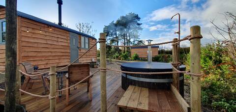 Willow Arch Shepherd's Hut with hot tub