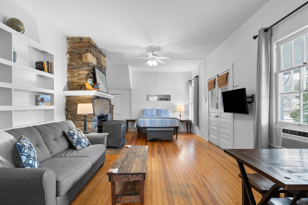 Studio yenye jua na meko ya mawe, sakafu ngumu za mbao na viti vya kukaa vizuri