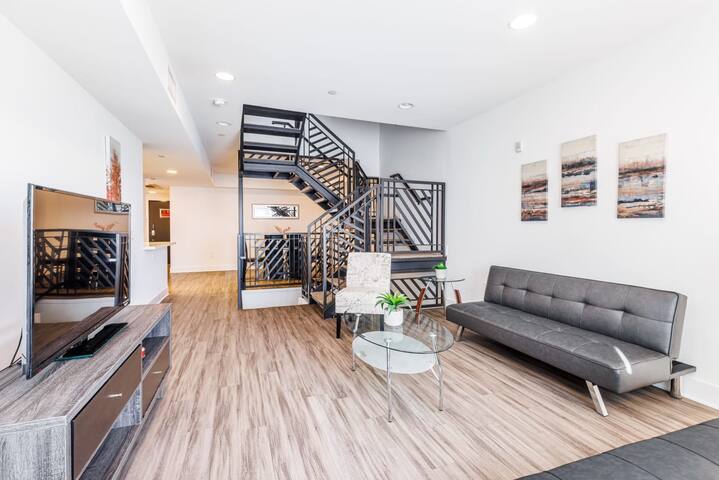 2BR Fully furnished Apartment on Hawthorn Ave Holl