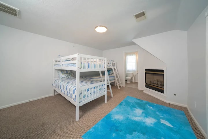 Საძინებელი 5 - ორსართულიანი საწოლების ორი კომპლექტი - მეორე სართული