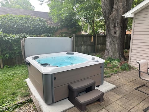 Hot Tub | Arcade | Fenced Yard | Sleeps 10 | Pets