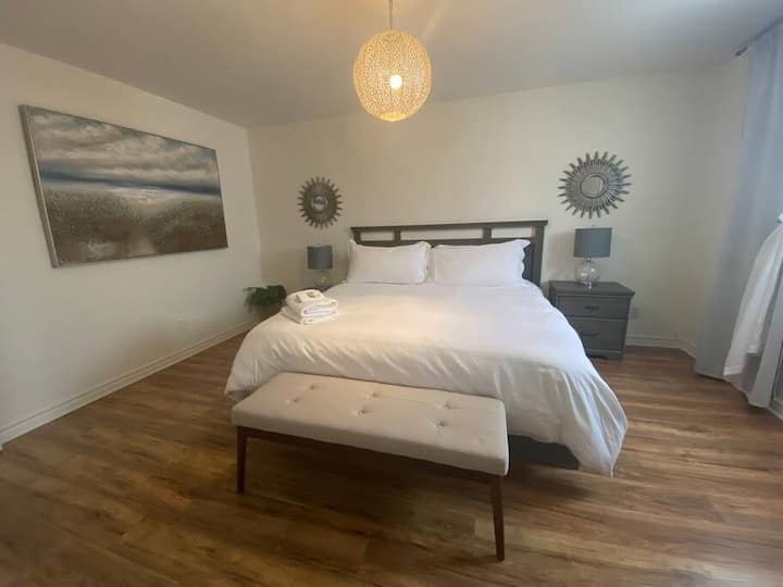 Dormitorio principal con cama tamaño king