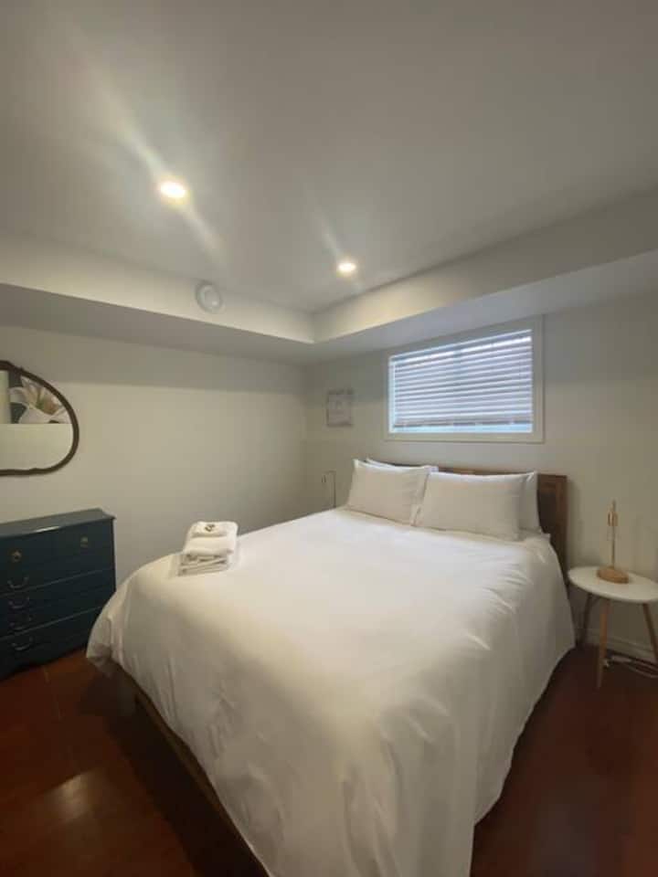 Cuarto dormitorio con cama tamaño queen