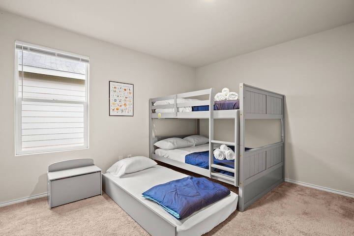 Детска соба со полн кревет на спрат со тркалце на извлекување