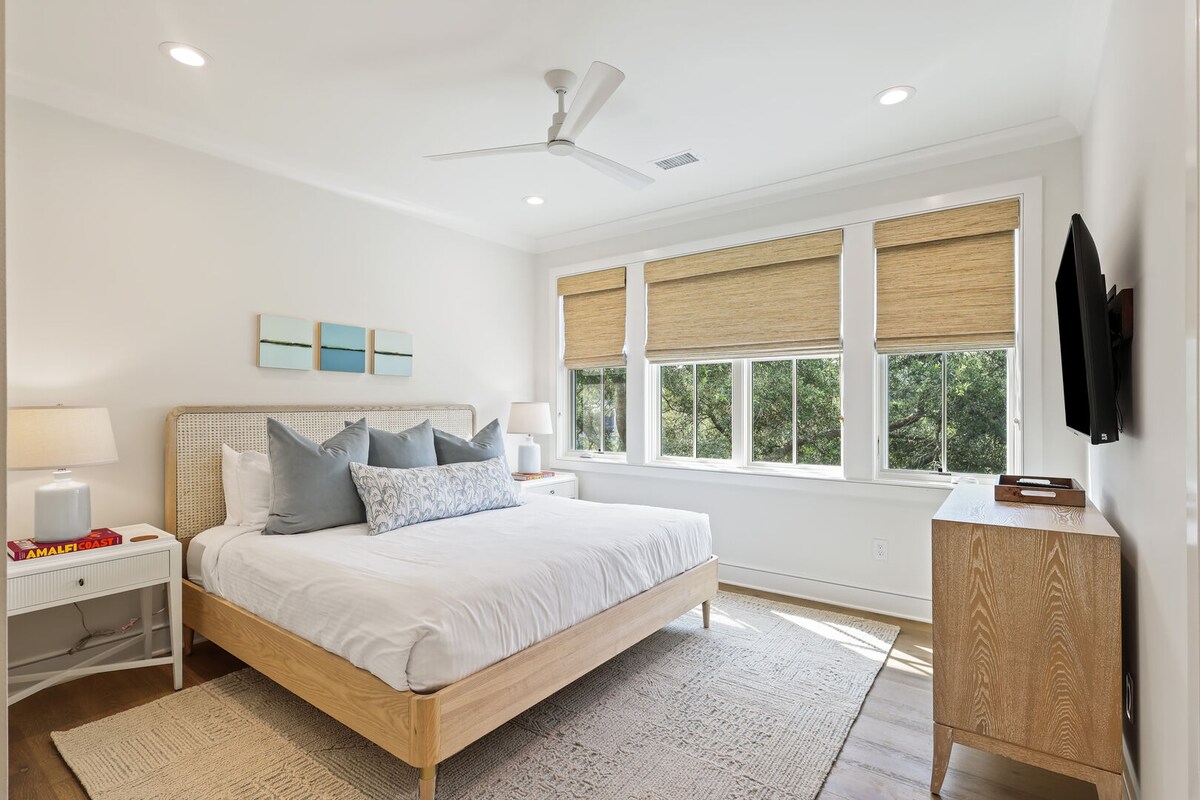 Dormitorio 3: cama tamaño king, baño privado, segundo piso.