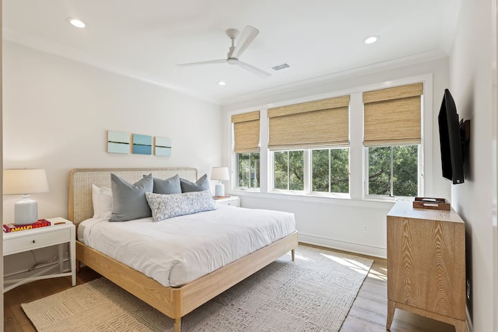 Dormitorio 3: cama tamaño king, baño privado, segundo piso.