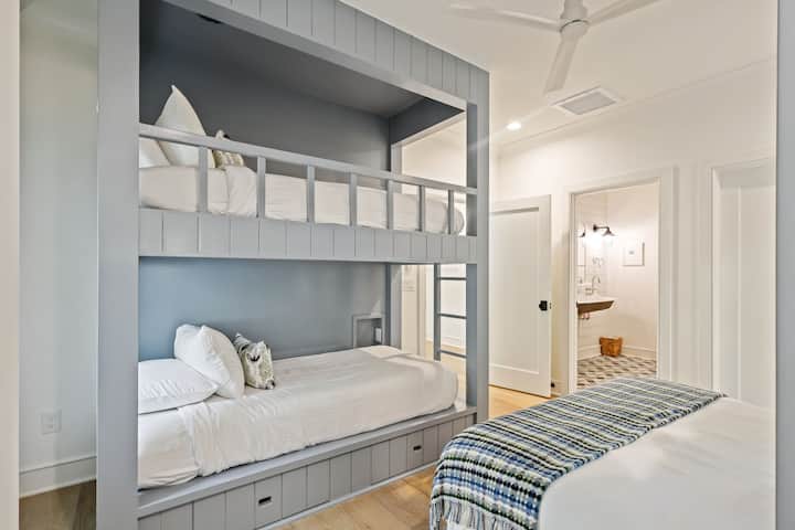 Habitación 5: habitación con literas, 2 camas individuales y 1 cama tamaño queen, baño privado, segundo piso