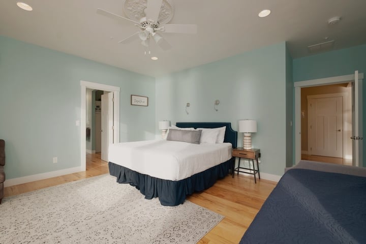 Chumba kikubwa cha msingi kilicho na bafu la ndani na kabati