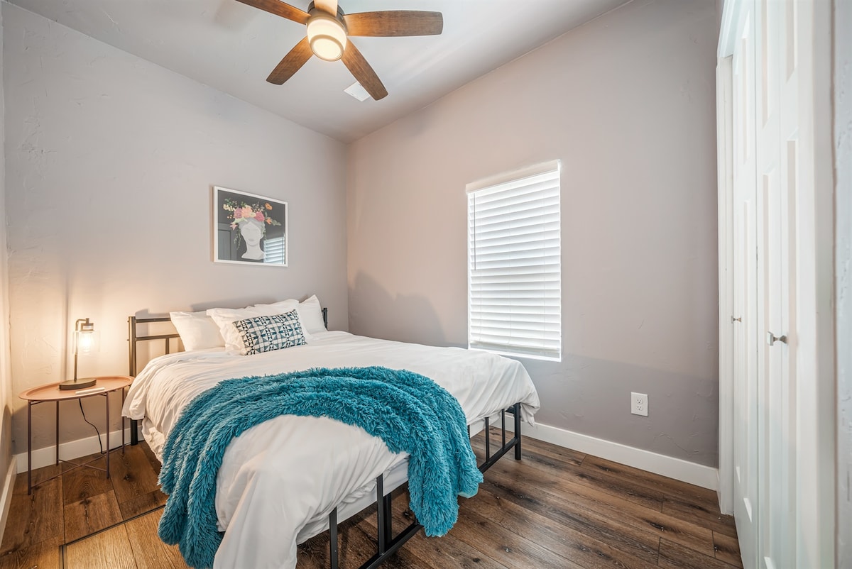 – Lákavá spálňa s mäkkou posteľnou bielizňou a žiarivým modrozeleným prehozom – Pokojná atmosféra s prirodzeným svetlom a drevenými podlahami pre väčšie čaro – Ideálne pre pokojné noci po preskúmaní miestnej zábavy a pláží