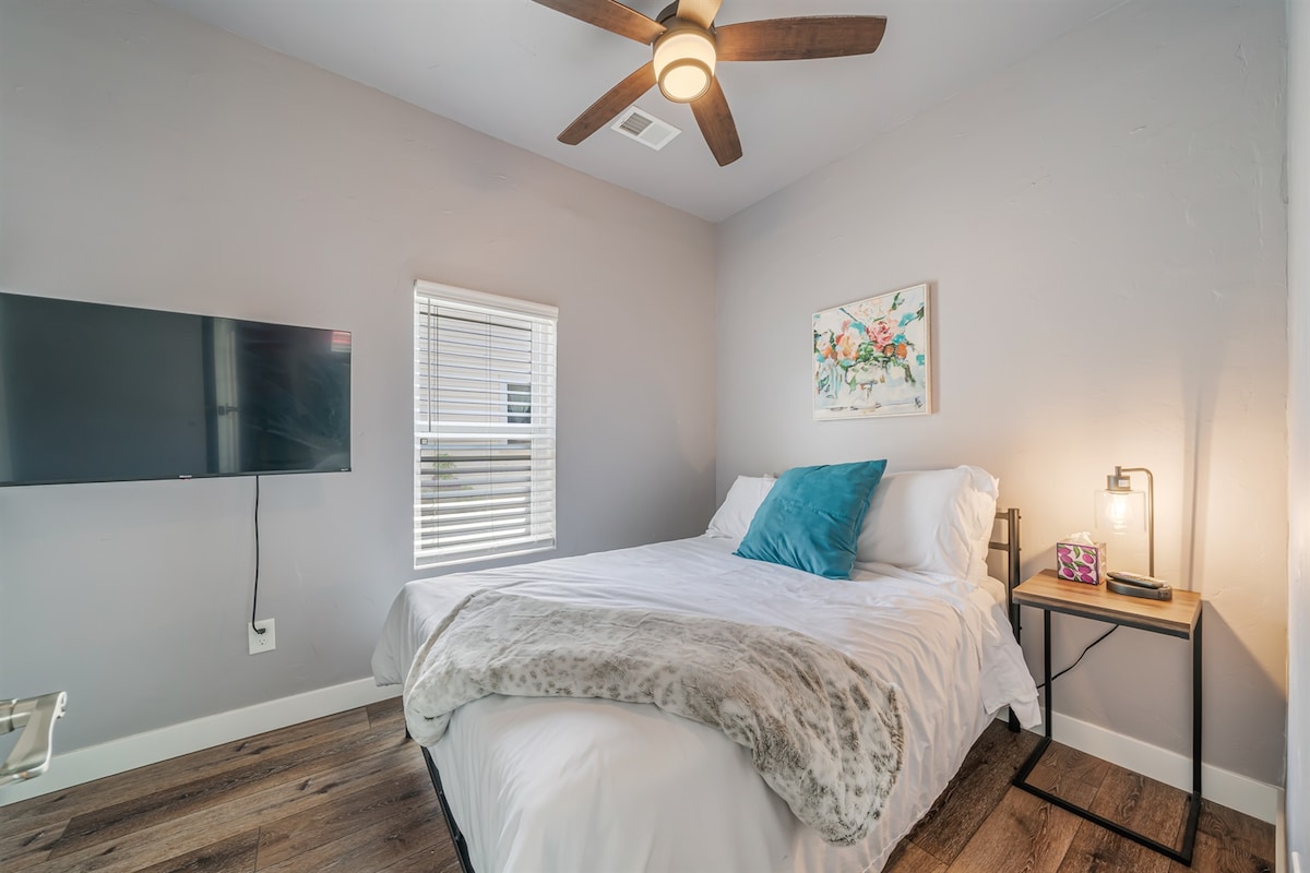 – Pohodlná spálňa s mäkkou posteľnou bielizňou a stropným ventilátorom pre pokojný spánok – Nainštalovaná inteligentná TV ponúka streamovanie podľa vašich predstáv – Pokojné útočisko s teplým osvetlením a moderným minimalistickým dizajnom