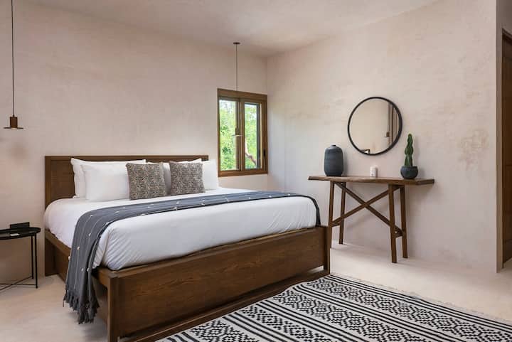 Dormitorio 3, en el segundo piso, con baño privado y acceso al patio