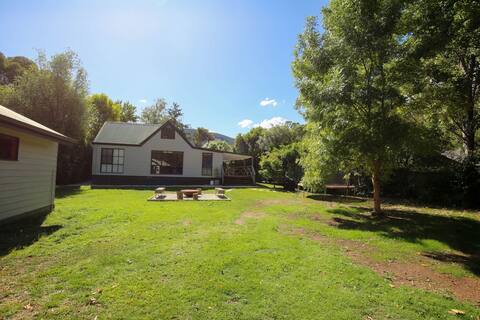 Lumley Abode : Family retreat a hop from the river
