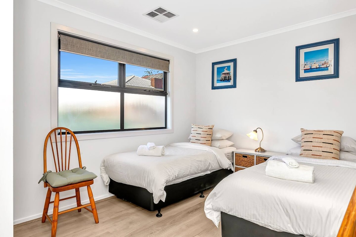 El segundo dormitorio cuenta con dos camas individuales, perfectas para aquellos que viajan con la familia.