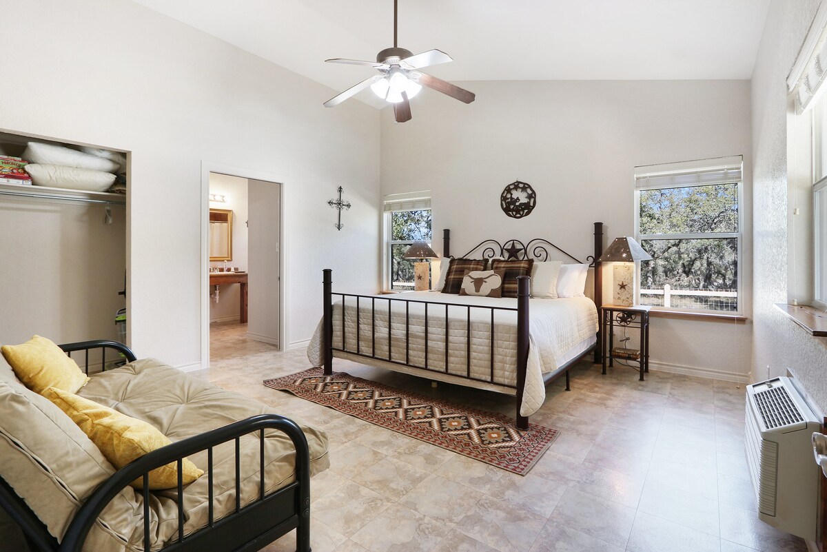 غرفة النوم 1 بسرير كينج وحمام ملحق.