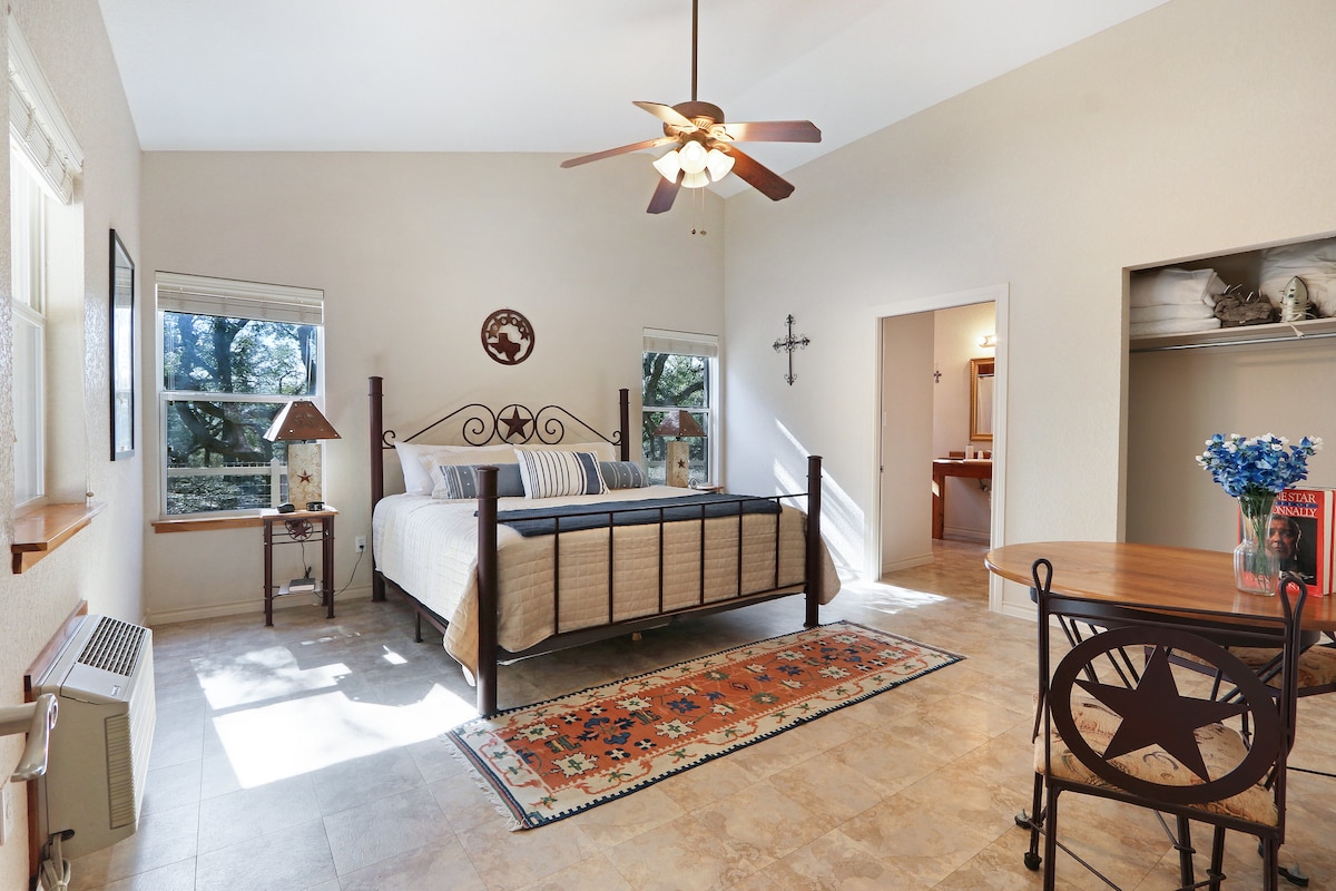 غرفة النوم 2 هي مرآة لغرفة النوم 1 بسرير كبير آخر وحمام ملحق.