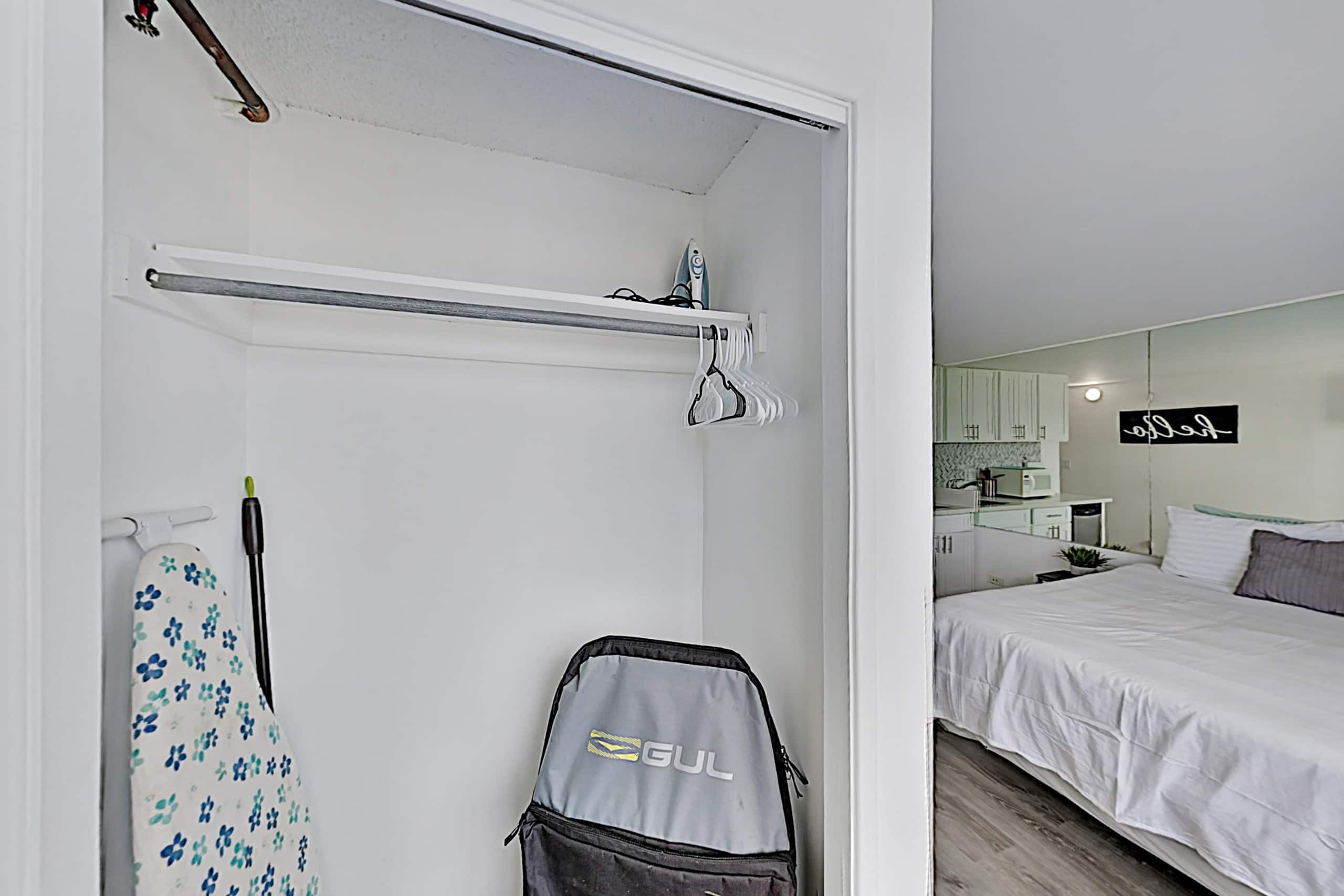 Condo in Honolulu · ★4.32 · Studio · 1 bed · 1 private bath - Image 6