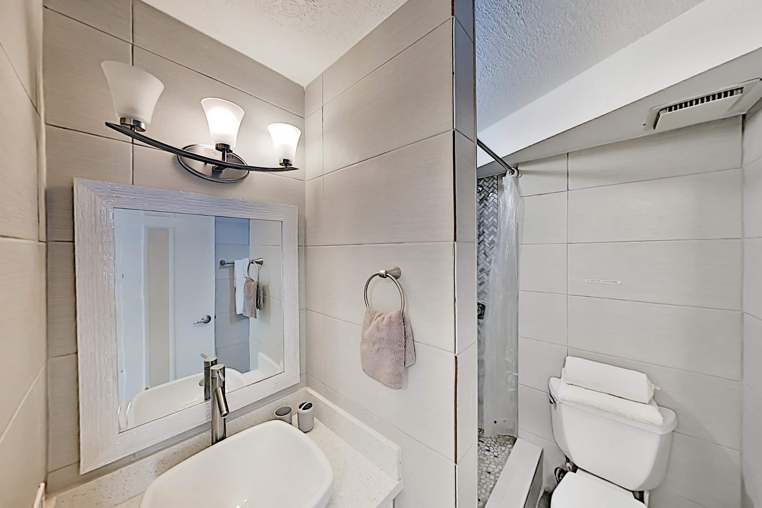 Condo in Honolulu · ★4.32 · Studio · 1 bed · 1 private bath - Image 10
