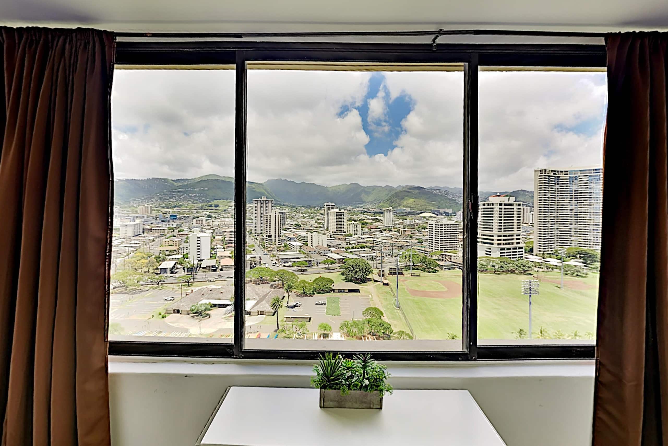 Condo in Honolulu · ★4.32 · Studio · 1 bed · 1 private bath - Image 5