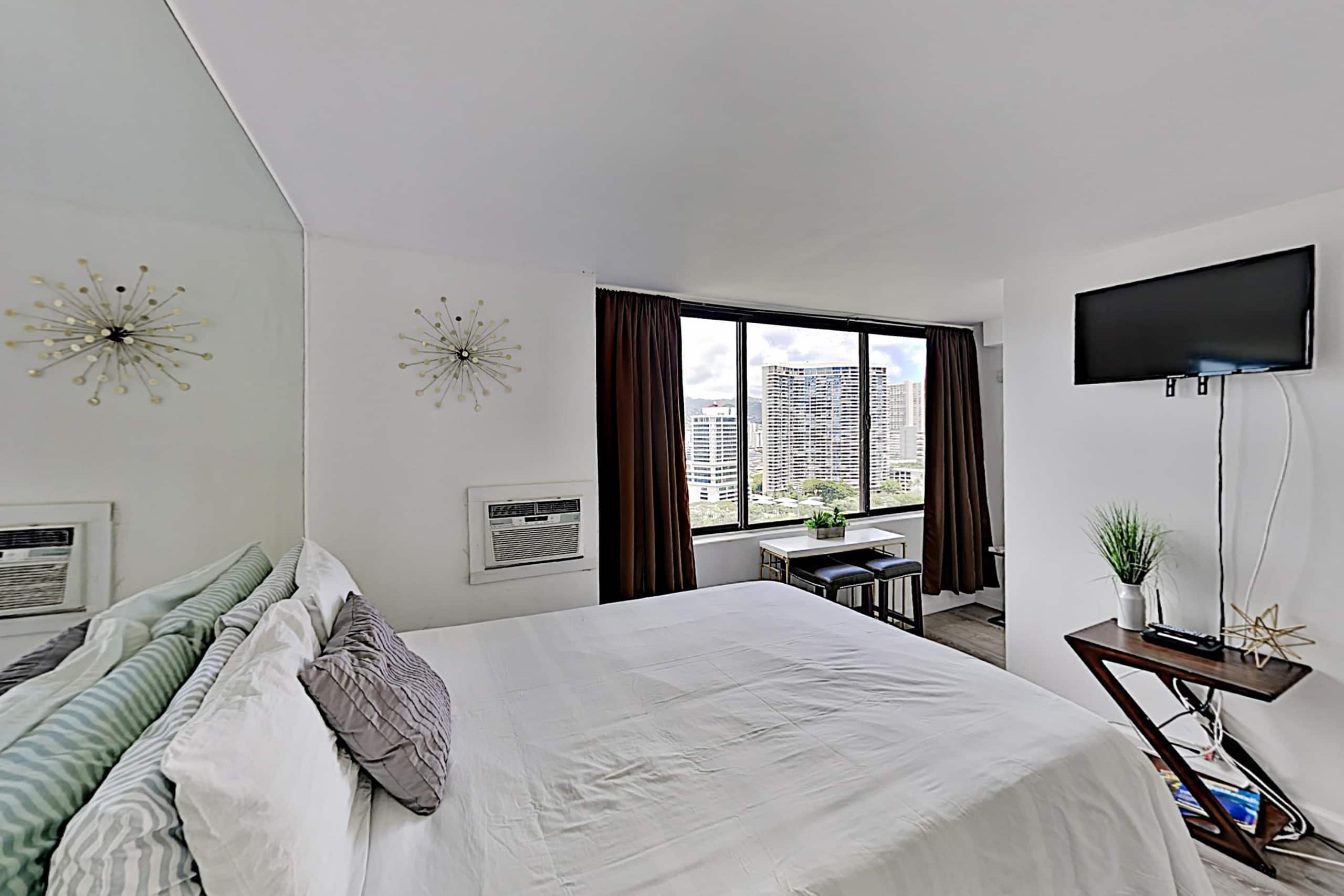 Condo in Honolulu · ★4.32 · Studio · 1 bed · 1 private bath - Image 1