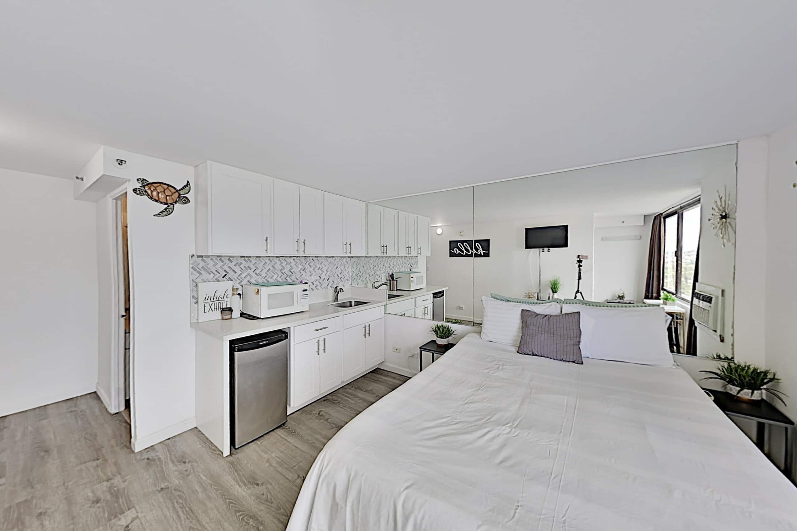Condo in Honolulu · ★4.32 · Studio · 1 bed · 1 private bath - Image 2