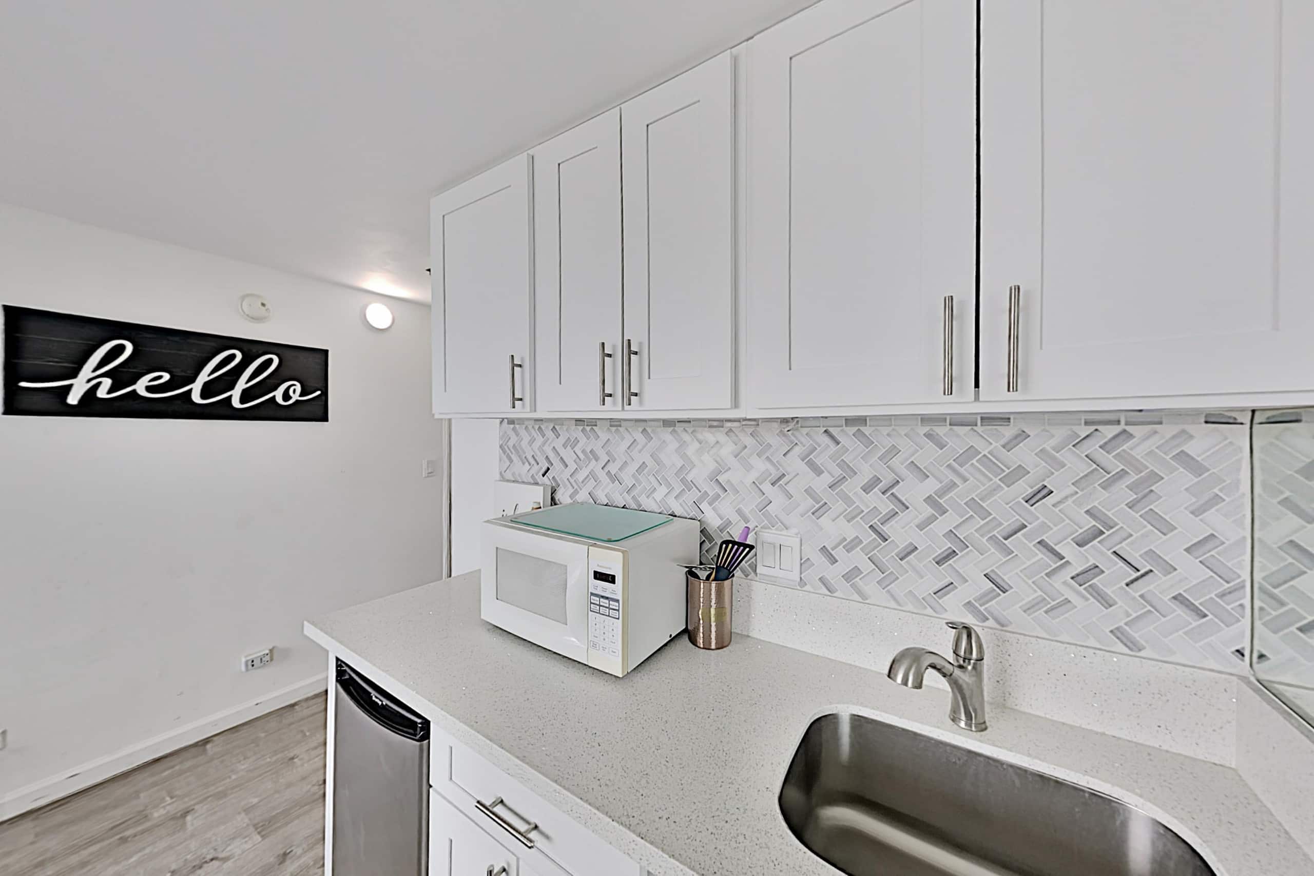 Condo in Honolulu · ★4.32 · Studio · 1 bed · 1 private bath - Image 8