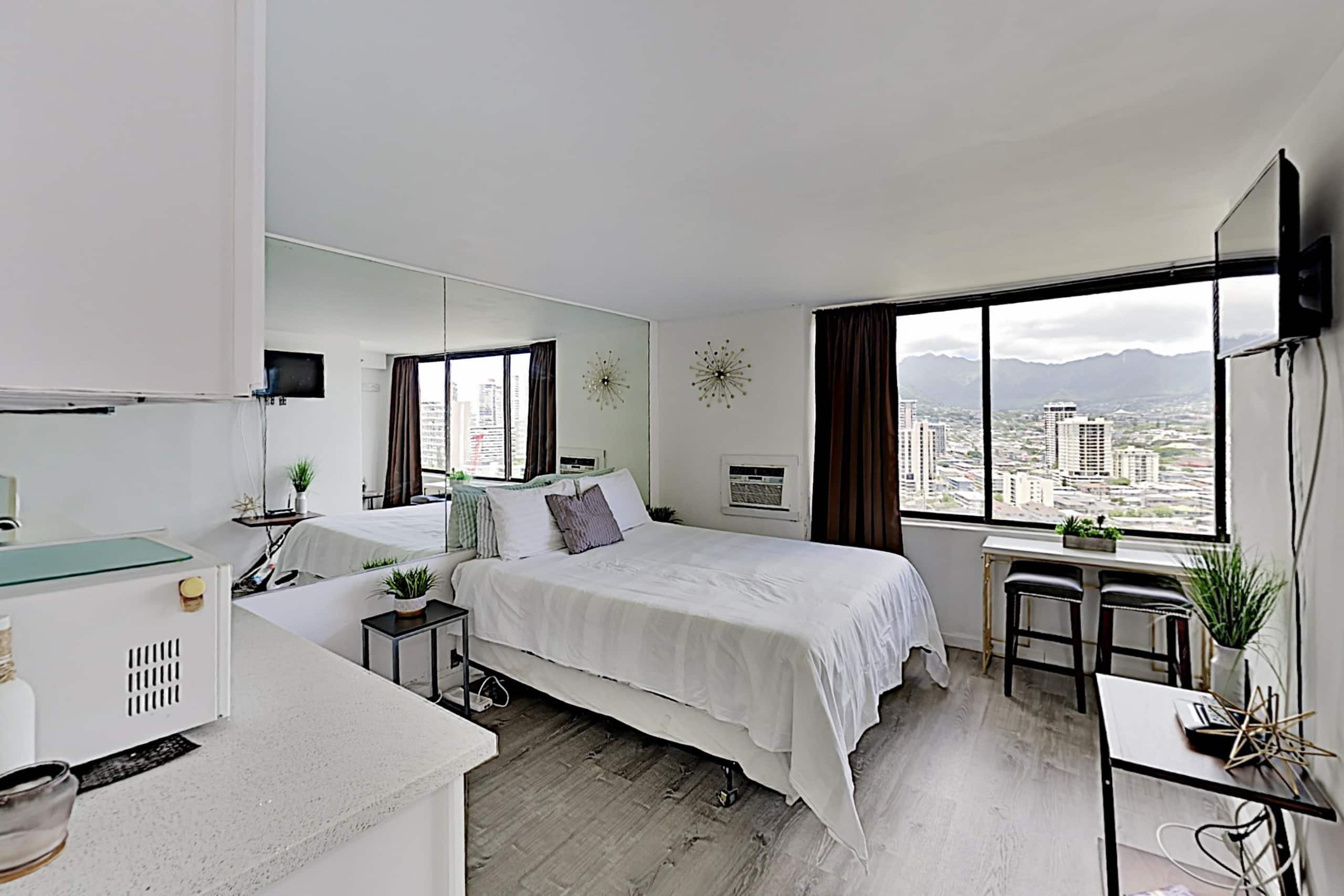 Condo in Honolulu · ★4.32 · Studio · 1 bed · 1 private bath - Image 3