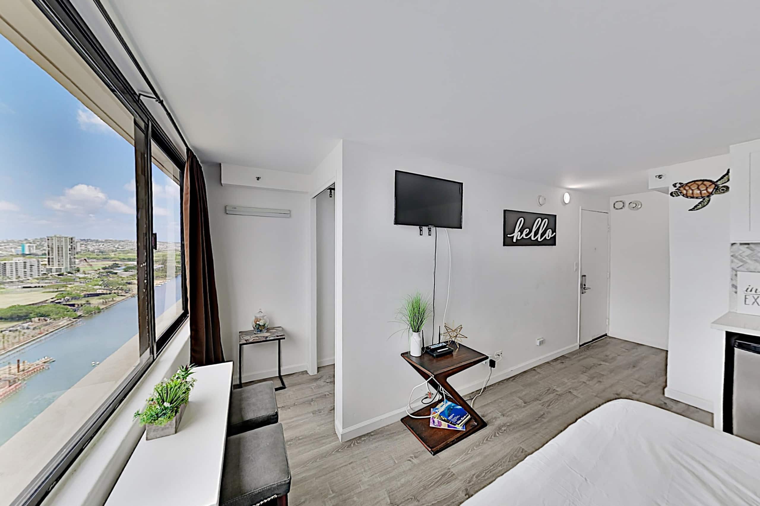 Condo in Honolulu · ★4.32 · Studio · 1 bed · 1 private bath - Image 4
