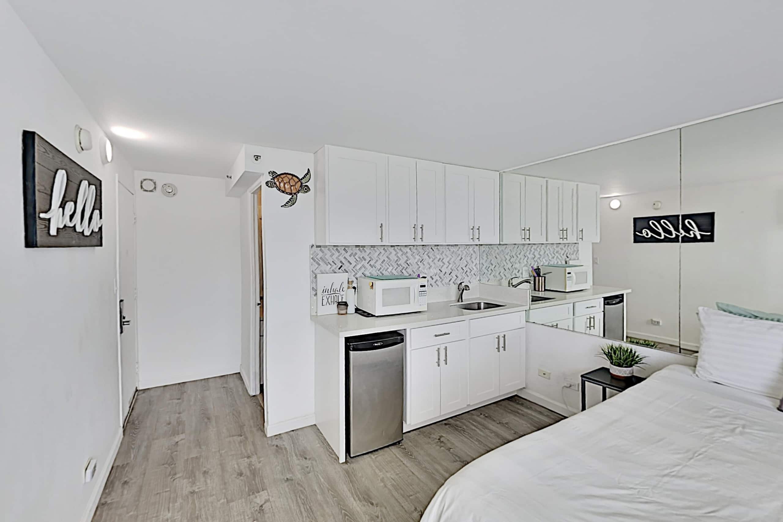 Condo in Honolulu · ★4.32 · Studio · 1 bed · 1 private bath - Image 7