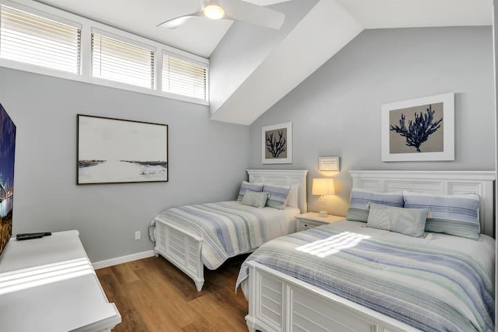 ห้องพักชั้นบนเต็มไปด้วยแสงธรรมชาติและโทนสีผ่อนคลาย มีพื้นที่กว้างขวางให้ผ่อนคลายอย่างอบอุ่น