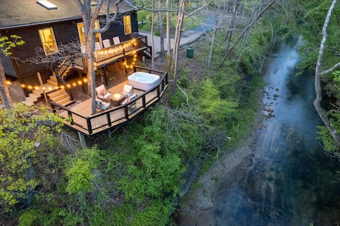 Cabin overlooking river w Hot Tub, Fire Pit & more