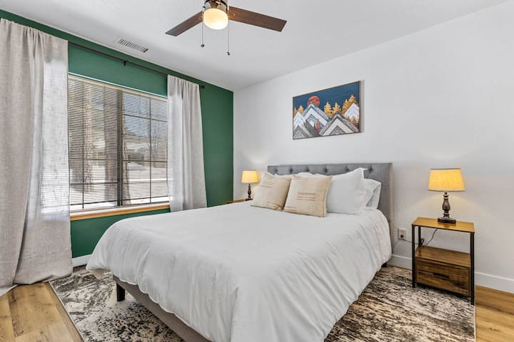 Habitación con lujosa ropa de cama tamaño queen, gran espacio en el armario y TV inteligente