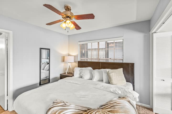 Hlavná spálňa so stropným ventilátorom a svetlami