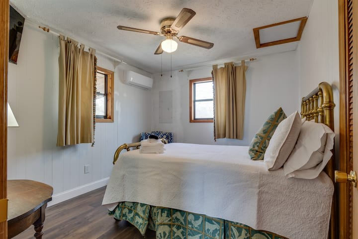 Camera da letto 2 - Luminosa e ariosa, con arredi vintage e lenzuola morbide per un rifugio riposante. Letto matrimoniale. 