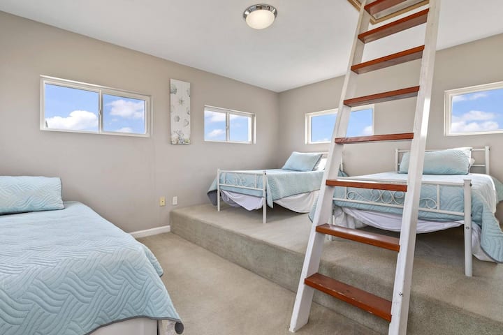 الطابق العلوي الثالث مع ثلاثة أسرّة مزدوجة وواحد تراندل