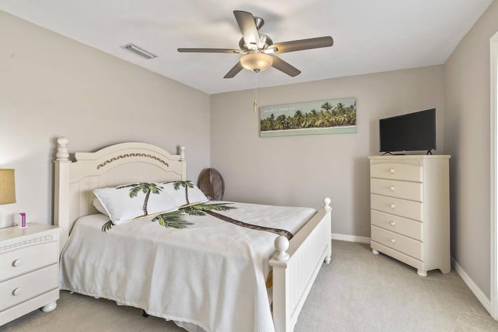 غرفة نوم بالم مع سرير بحجم بحجم كبير