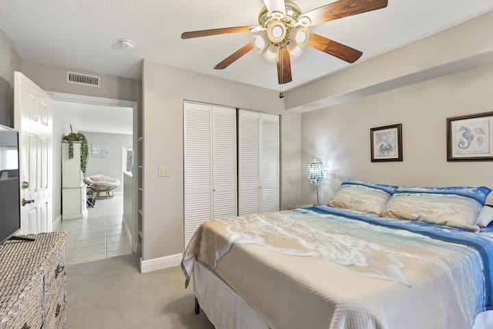 غرفة نوم في المحيط مع سرير بحجم كبير