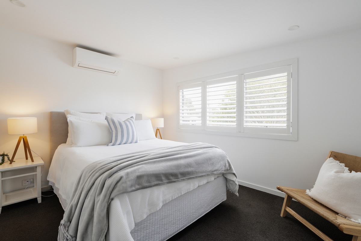 غرفة نوم كوين في الطابق العلوي 1 مع مكيف هواء عكسي الدورة