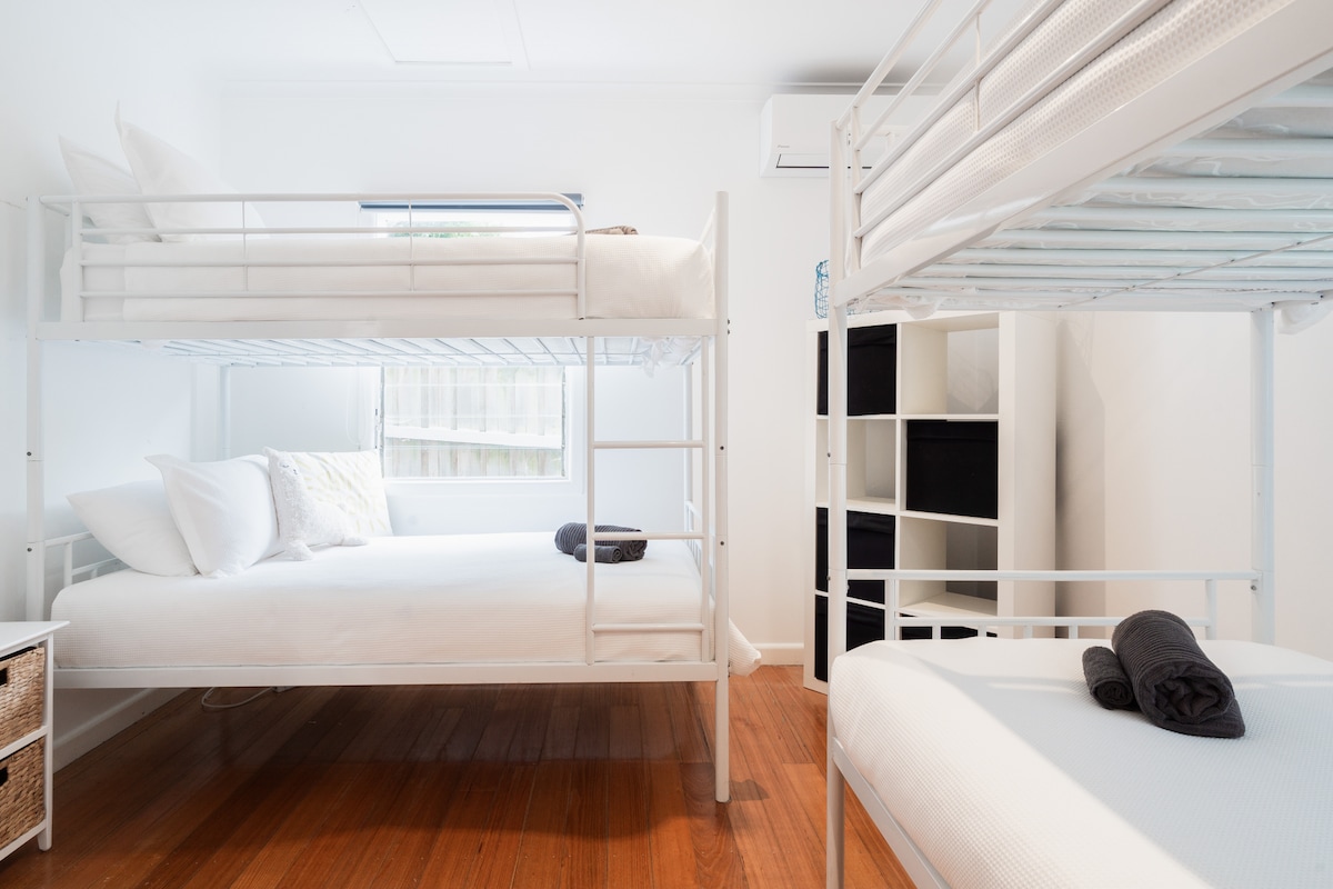 غرفة بطابقين في الطابق السفلي مزودة بنظام تدفئة وتبريد مقسم - تتسع لـ 4 أشخاص