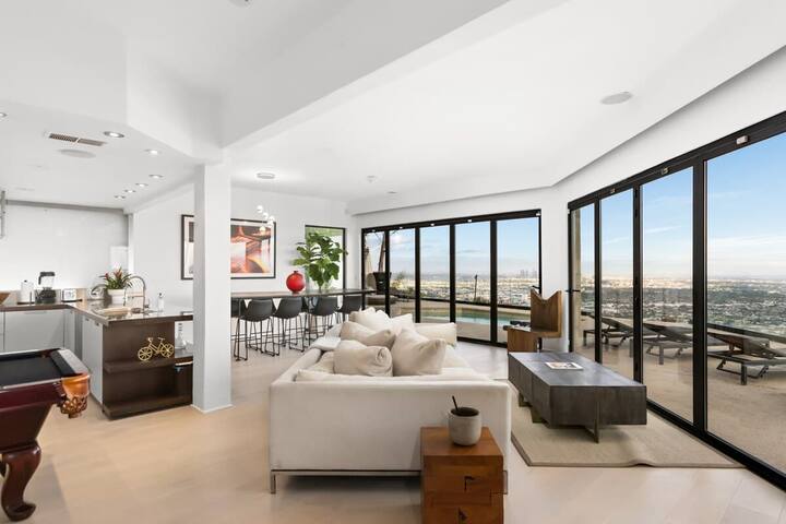 Modern Sunset Strip Jetliner View Villa Pool & Spa gallery image 3