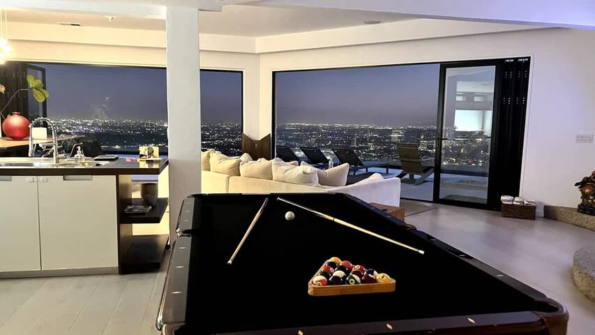 Modern Sunset Strip Jetliner View Villa Pool & Spa gallery image 4