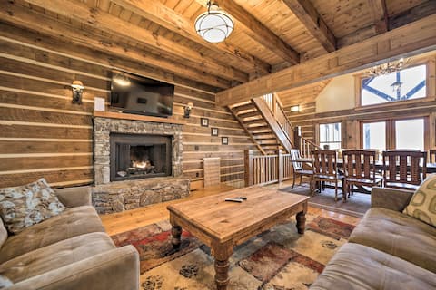 Hot Tub + Pool Table: Cozy Franklin Cabin!
