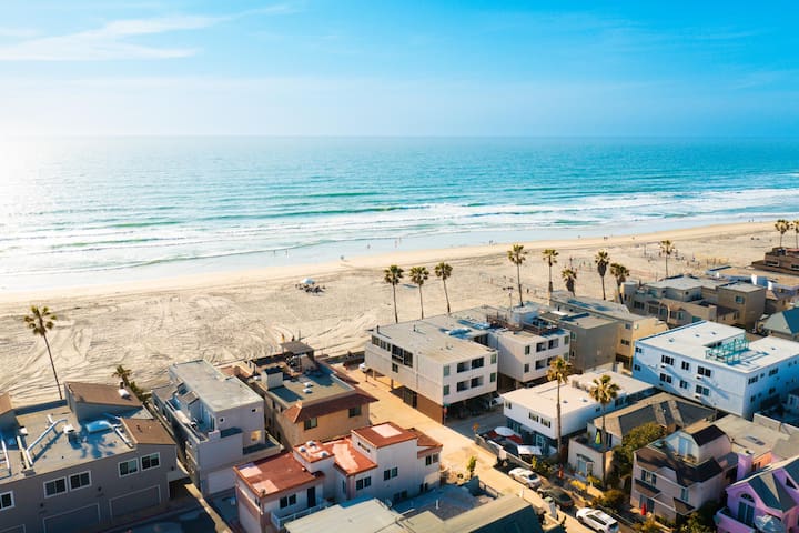 Luxury, Seconds to Beach/Bay, AC, Toys, Garage!