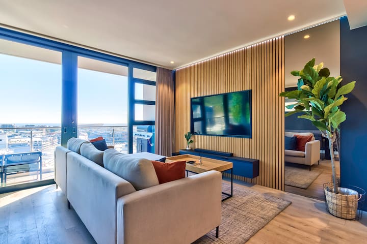 City Gem: Sky-High Views, Balcony, Pool & Gym