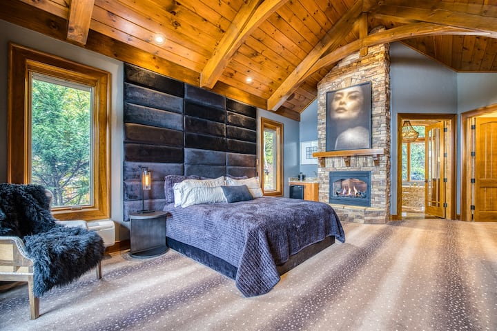 Relájate en nuestro lujoso dormitorio principal, con una lujosa cama tamaño king y una acogedora chimenea que establece el ambiente perfecto.