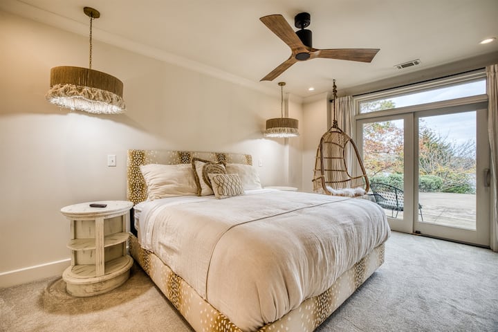 El dormitorio 9 del nivel de la terraza cuenta con baño privado y acceso directo al patio de la piscina, que combina el estilo bohemio con la comodidad moderna.