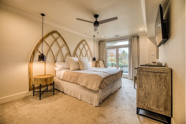 El dormitorio 8 del nivel de la terraza cuenta con un baño privado y una lujosa cama tamaño king, que proporcionan una mezcla perfecta de comodidad y privacidad.