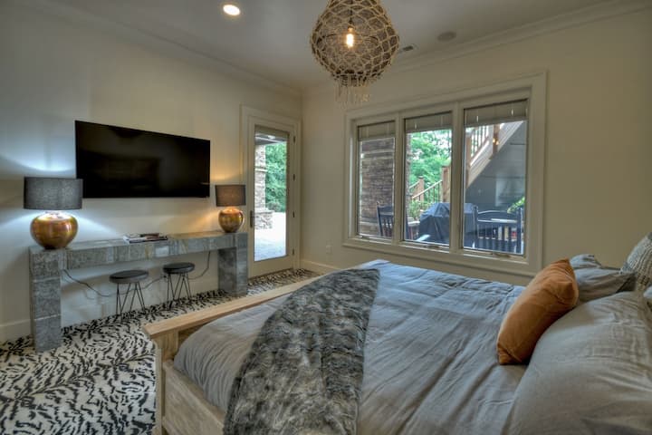 El dormitorio 7 del nivel de la terraza cuenta con una espaciosa cama tamaño king y comparte un baño estilo Jack y Jill, que ofrece un diseño ideal para familias o amigos.