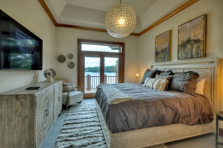 El dormitorio 2 ofrece una cómoda cama tamaño king y está convenientemente ubicado en el piso principal. Este acogedor espacio ofrece fácil acceso a un baño independiente con vistas al lago.